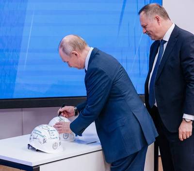 Путин оставил автограф на каске_1