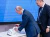 Путин оставил автограф на каске_1